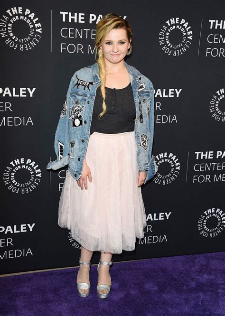 Abigail Breslin Style, Clothes, Outfits and Fashion • CelebMafia