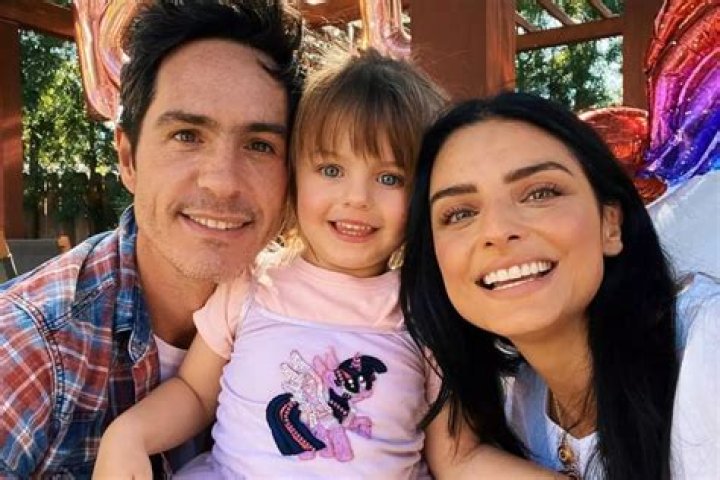 Aislinn Derbez sorprende a Mauricio Ochmann en su cumplea&ntilde;os