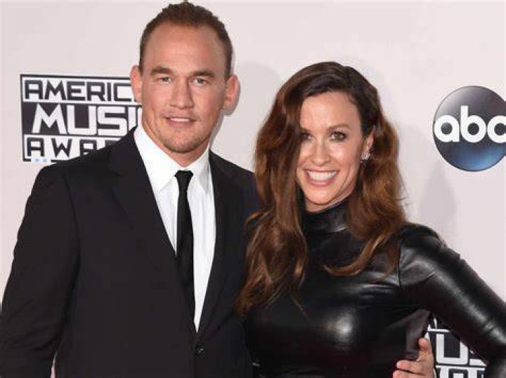 Alanis Morissette mari, fortune, taille, tatouage, origine 2023 Taddlr