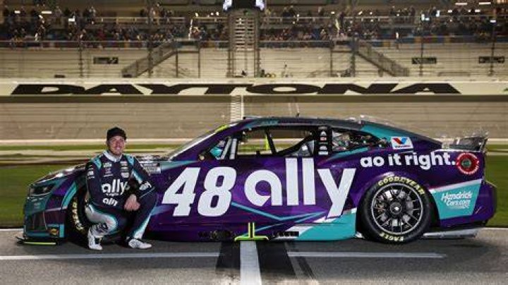 All About Alex Bowman's Girlfriend and his Net Worth