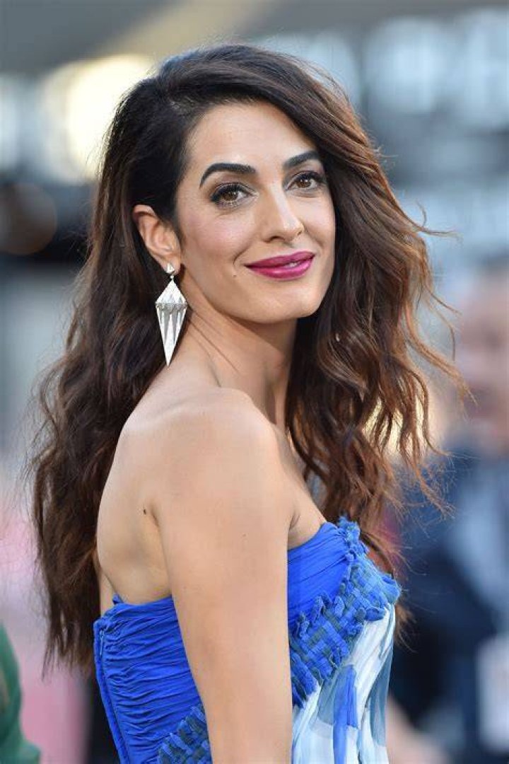 Amal Clooney mit diesem silbernen Minikleid f&uuml;r DiscoFlair