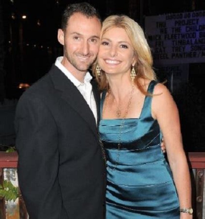 An American civil rights attorney, Lisa Bloom has an affluent manner of living with husband