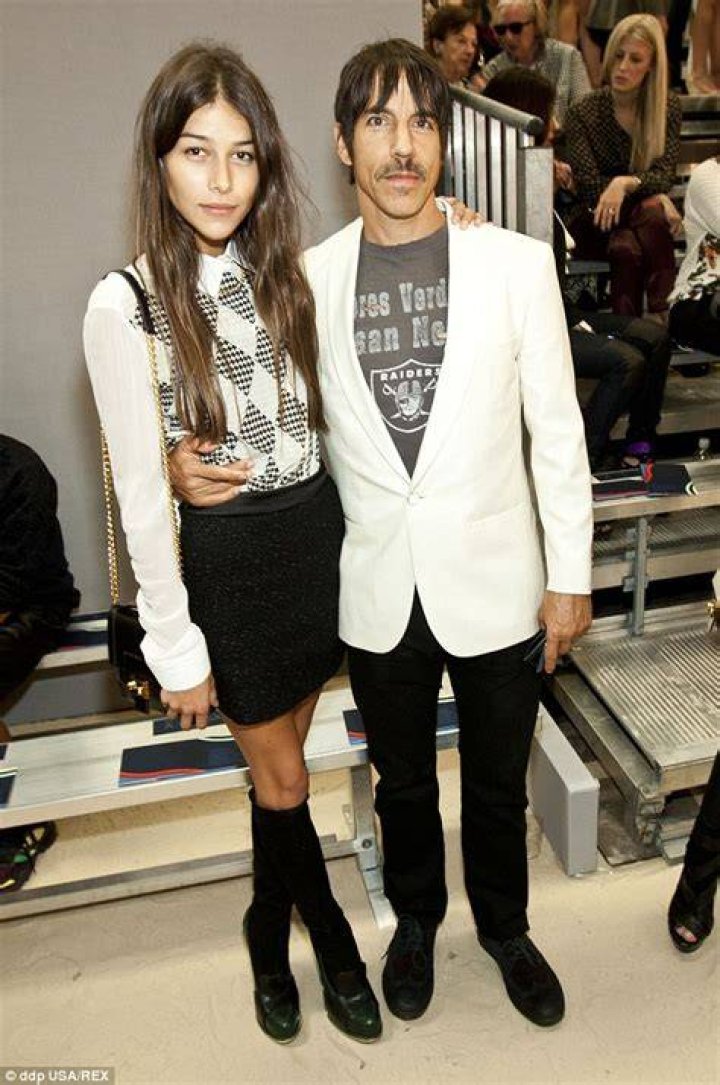 Anthony Kiedis shares kiss with Wanessa Milhomem at LA Lakers game