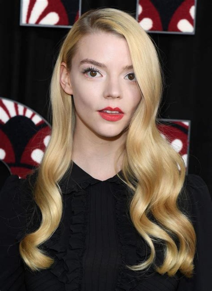 Anya TaylorJoy actress in The Witch Anna TaylorJoy actress bio