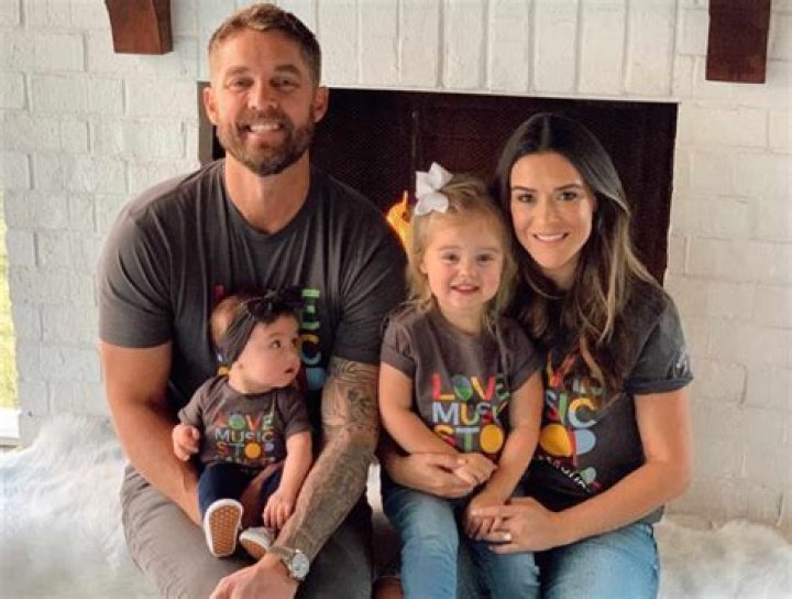 Brett Young Wife, Age, Height, Net Worth, Kids, Songs
