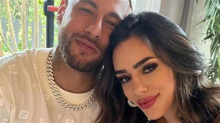 Bruna Biancardi, namorada de Neymar, exibe corp&atilde;o ao posar de mai&ocirc;