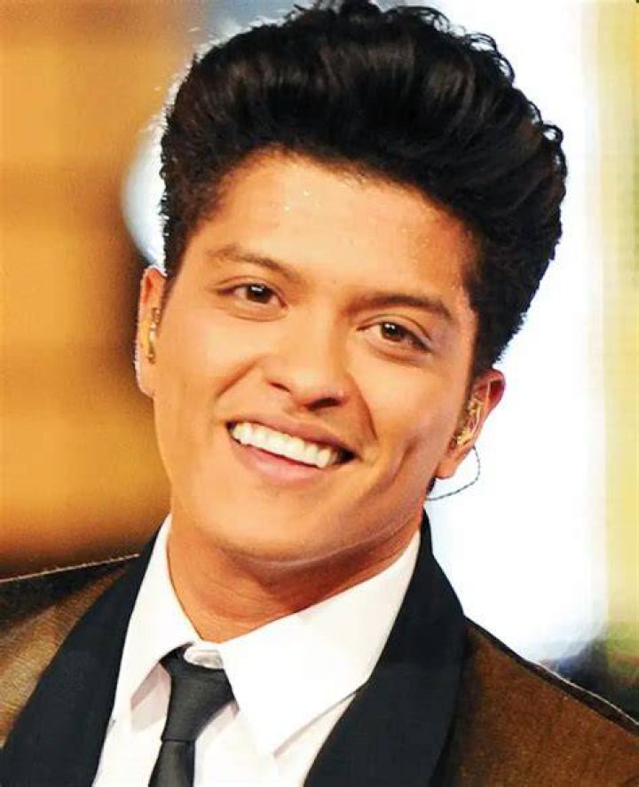 Bruno Mars with out teeth and eyebrows 👎 Bruno mars, Bruno, Singer
