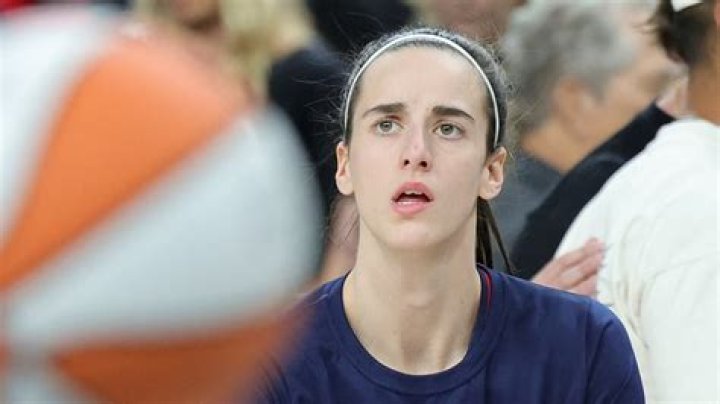 Caitlin Clark hace historia en el baloncesto universitario Video CNN