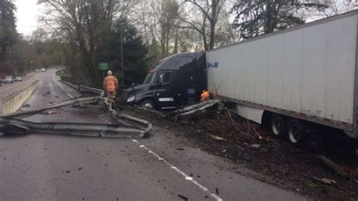 Crash closes Hwy 99E in Oregon City KATU