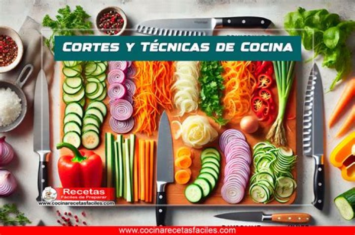 Desde la cocina y en atrevida lencer&iacute;a, Karely Ruiz roba los suspiros