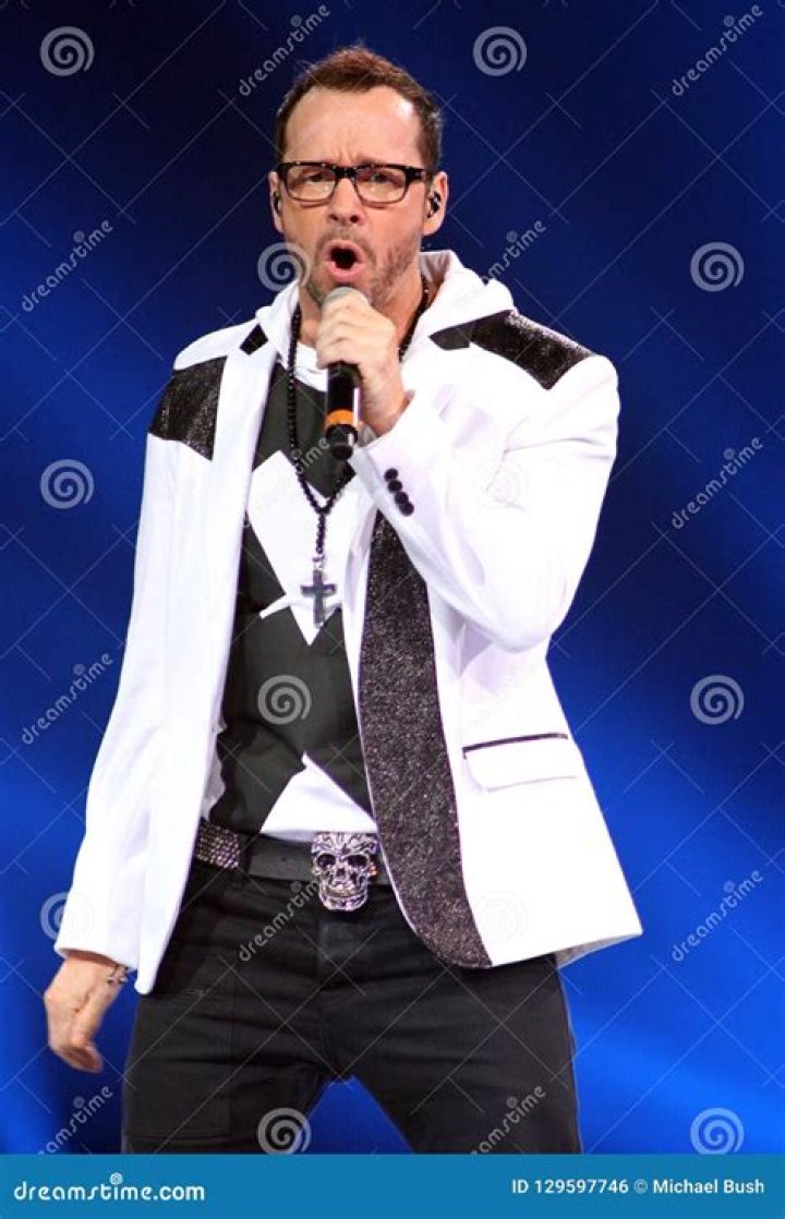 Donnie Wahlberg singing "tonight" at mixed tape YouTube