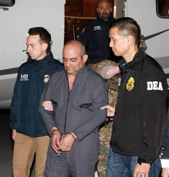 Drug lord 'Chapo' Guzman's lawyers split on extradition case