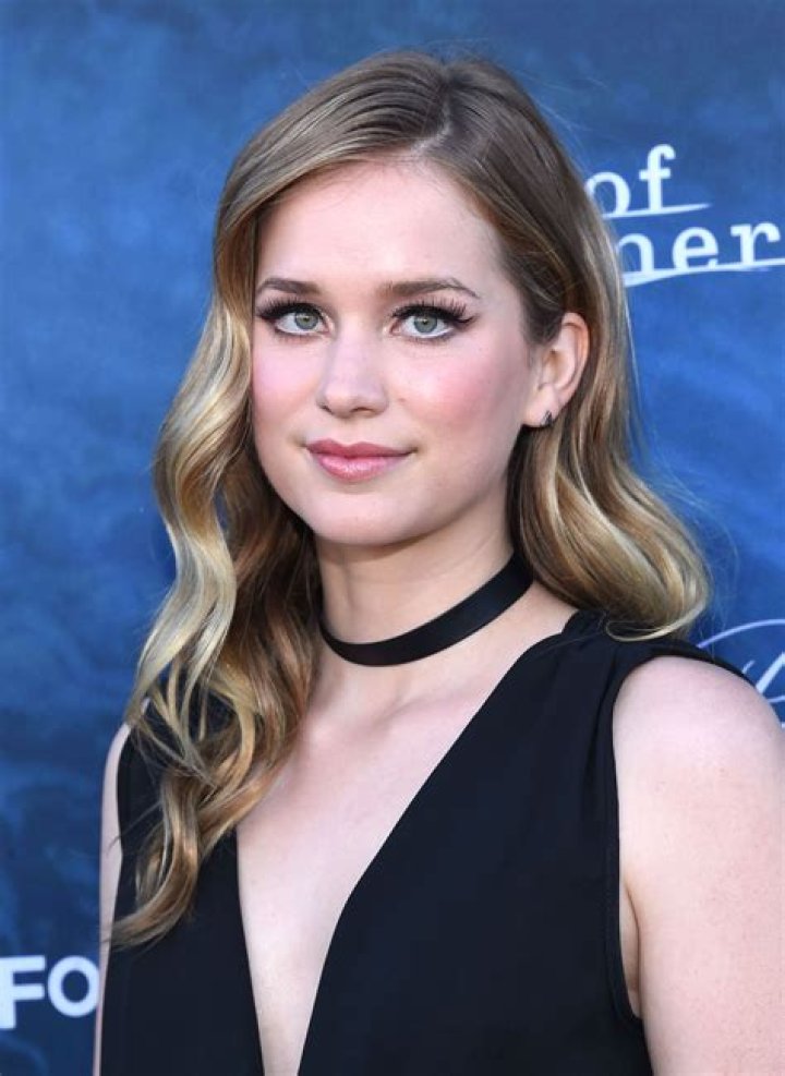Elizabeth Lail Careers, Early life, Biography And Kids |