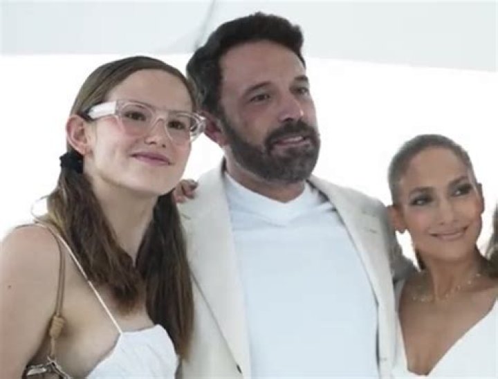 Em evento com JLo, filha de Ben Affleck choca por semelhan&ccedil;a com a m&atilde;e