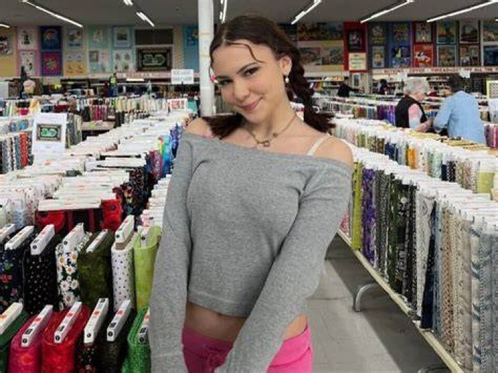 Ester Dobrik Biography, Age, Net Worth, Height, Boyfriend, Family