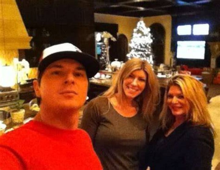 Facts About Zak Bagans' Sister ·