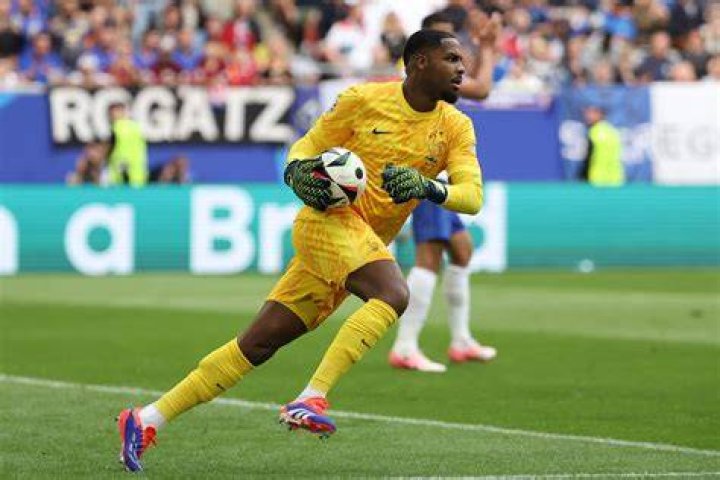 FootLigue 1 Mike Maignan, meilleur gardien ! HaitiTempo