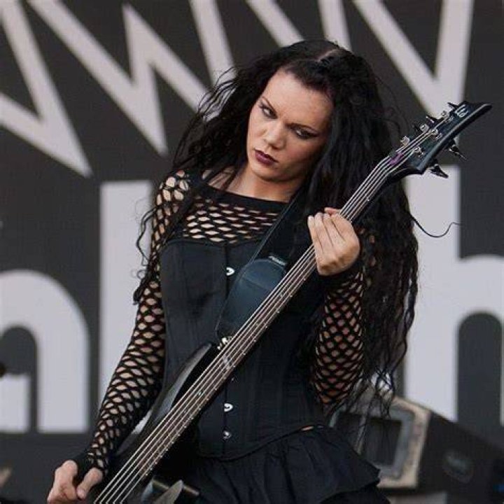 Founding Coal Chamber Bassist Rayna Foss Has Been Missing Since