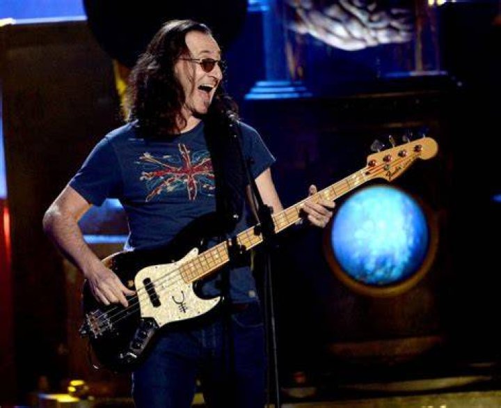 Geddy Lee Bio, Wiki, Age, Height, Birthday, Wife, Family, Rush, Book, Awards, and Net Worth.