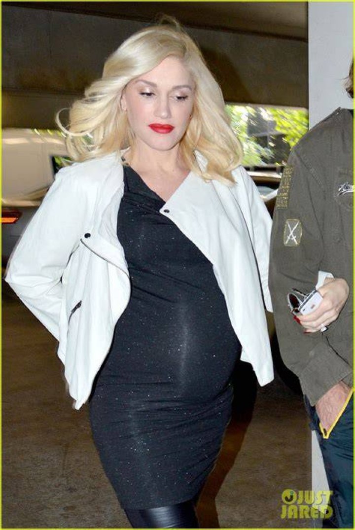 Gwen Stefani Baby Bump PHOTOS; Pregnant Singer Flaunts Stomach in Baggy