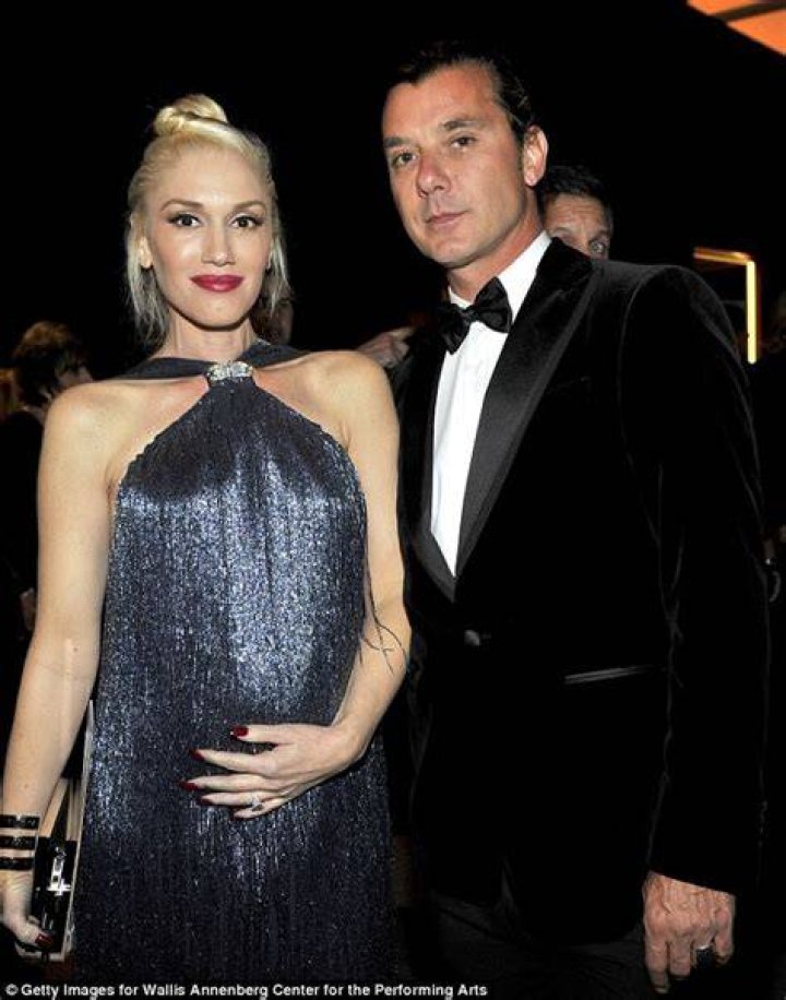 Gwen Stefani finally confirms her pregnancy... with a wellplaced hand