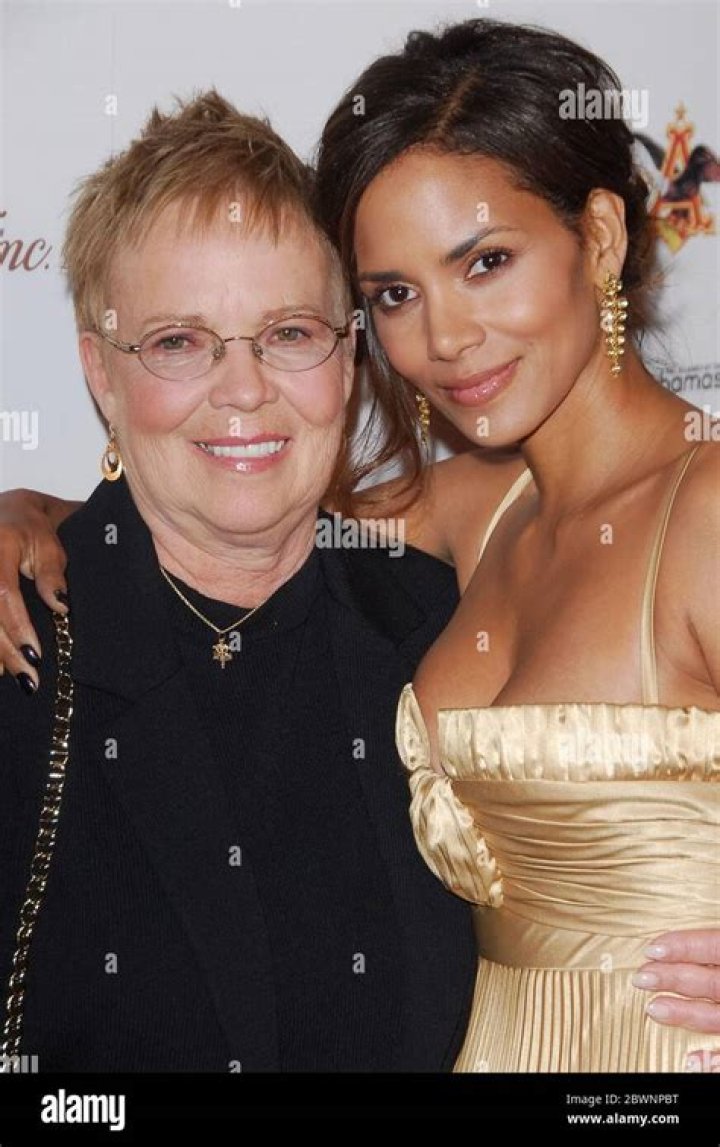 Halle Berry & her mom Halle berry, Halle, Mom