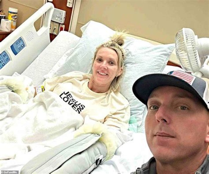 Heartwarming Photo Reveals Kentucky Nurse's Struggle After Losing Limbs