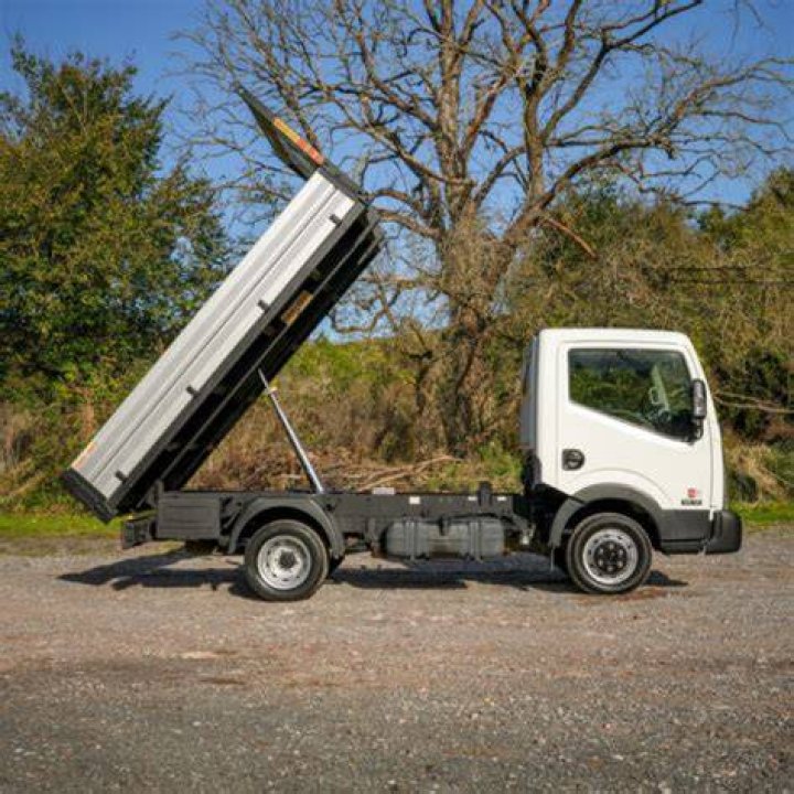 How much weight can a Nissan Cabstar Tipper carry?