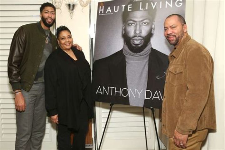 How tall is Anthony Davis?