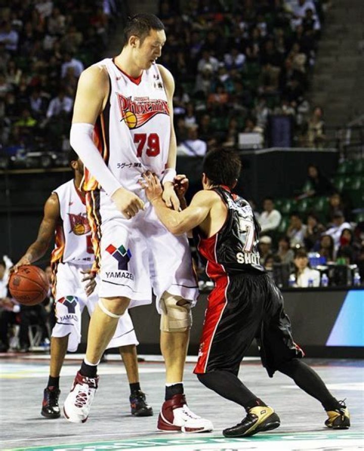 How tall is Sun Mingming? Height, Weight, Shoe Size, Net Worth