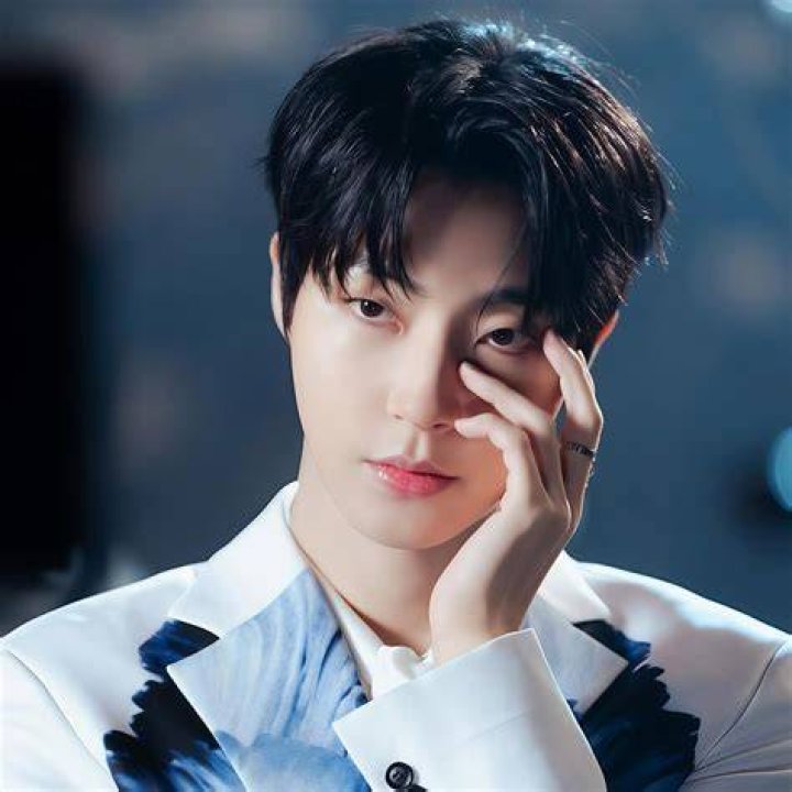 Hwang In-yeop's Romantic Timeline: A Look Into His Past And Present Relationships