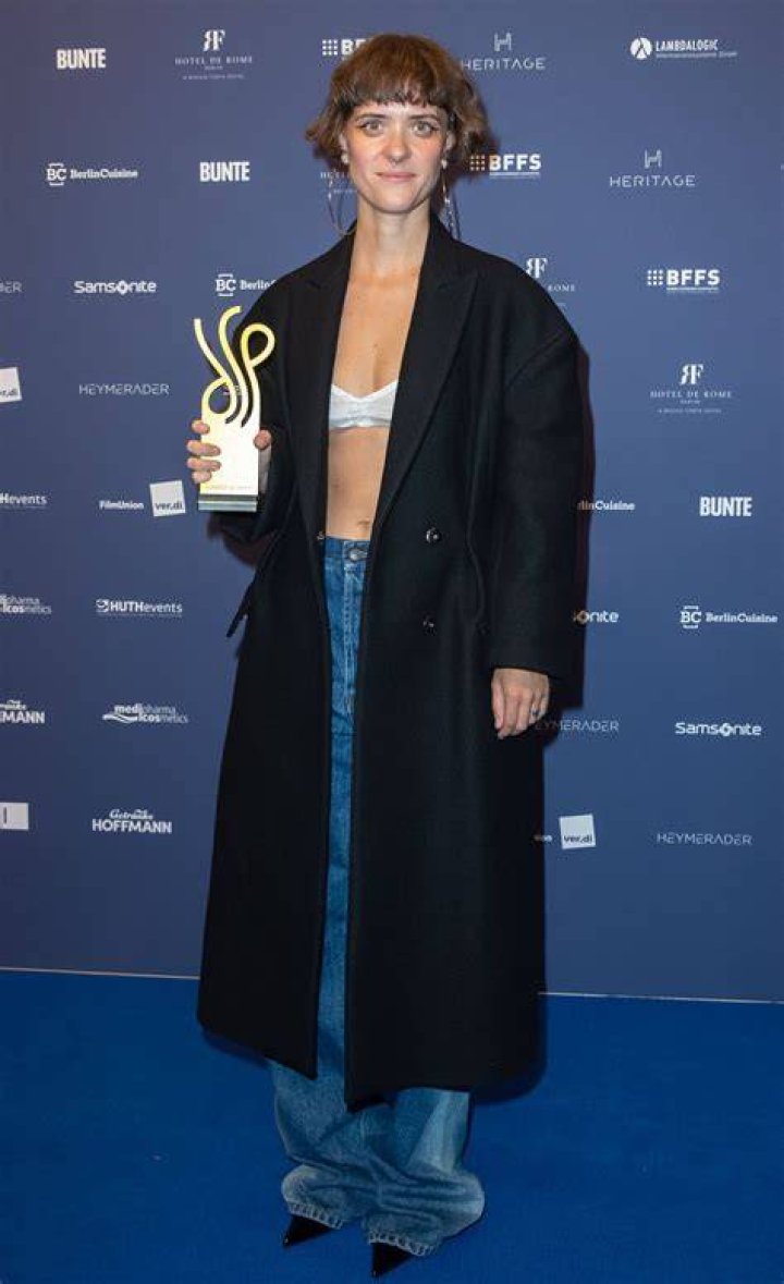 Im BH unterm Mantel "Babylon Berlin"Star Liv Lisa Fries
