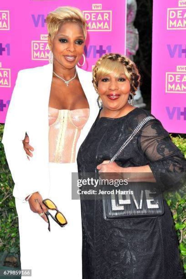 Is Mary J Blige mother Cora Blige still alive?