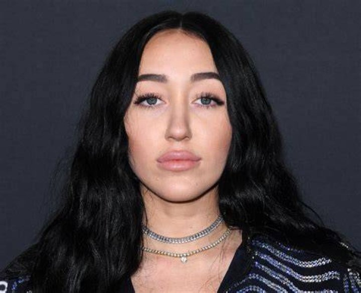 Is Noah Cyrus Trans? Her Gender Identity and Sexuality Breaking News