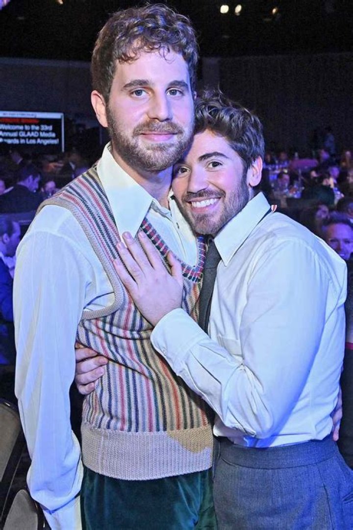 Is Noah Galvin Transgender, Photos As A Child Partner Par