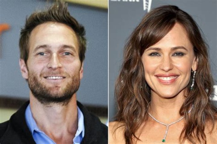Jennifer Garner Bonds With Boyfriend John Miller Whereas Ben Affleck