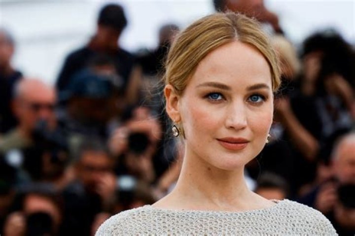 Jennifer Lawrence appeared about 3 feet taller than Jodie Foster at the