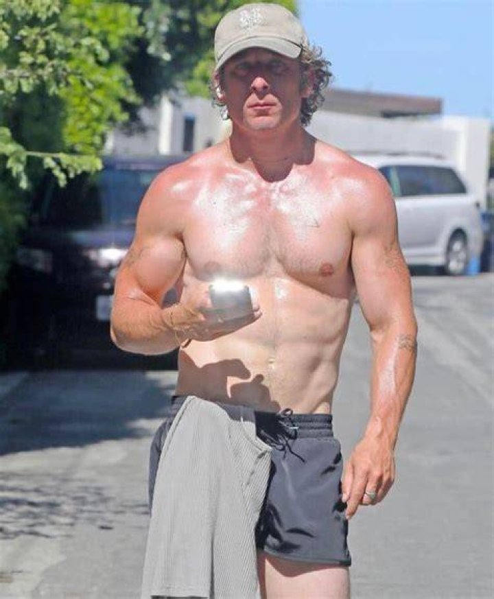Jeremy Allen White Lip Muscles