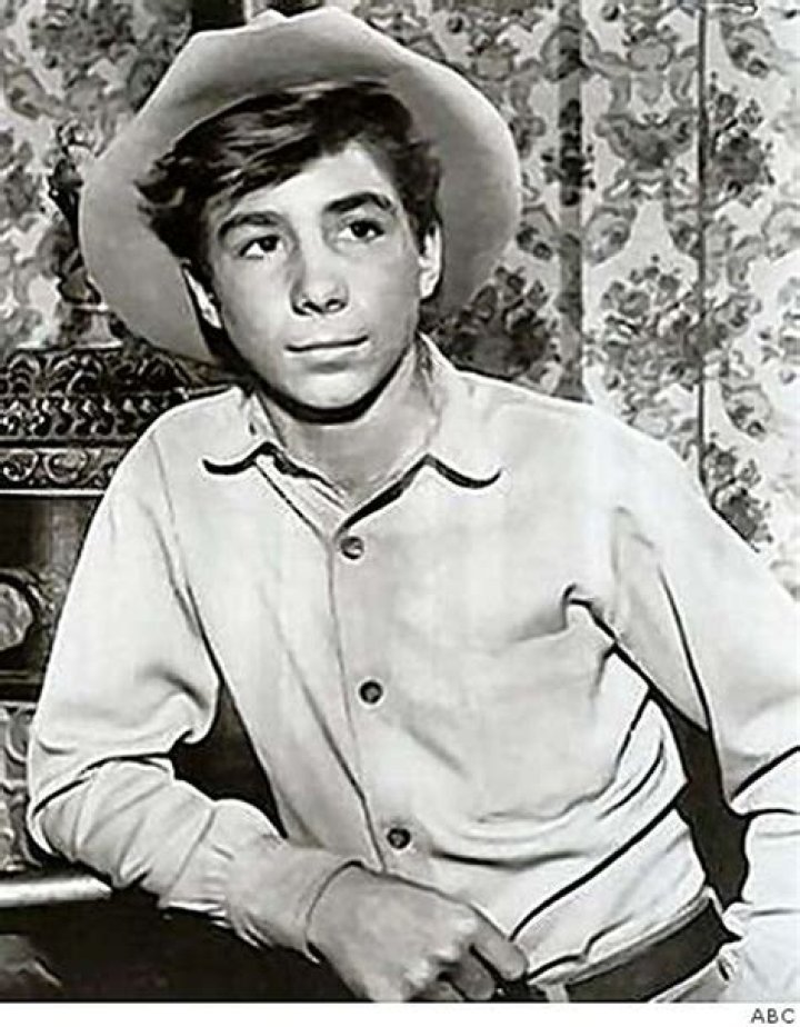 Johnny Crawford, a Western Hero&rsquo;s Son on &lsquo;The Rifleman,&rsquo; Dies at 75
