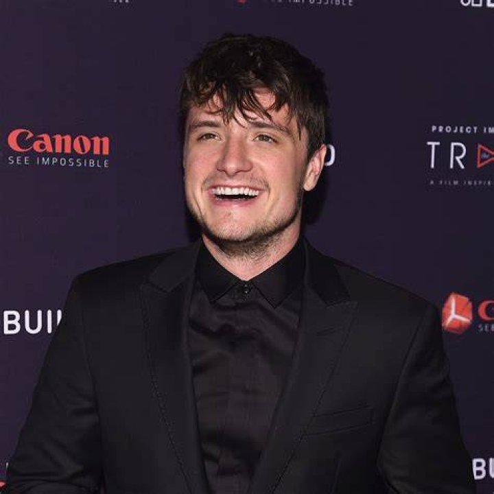 Josh Hutcherson making fun of his own height. Hunger games, Hunger