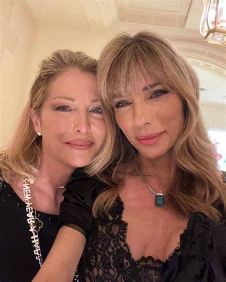 Julie Flavin and Tricia Flavin Jennifer Flavins Sister Names |
