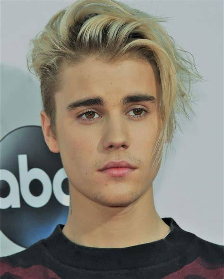 Justin Bieber Age, Life & Songs