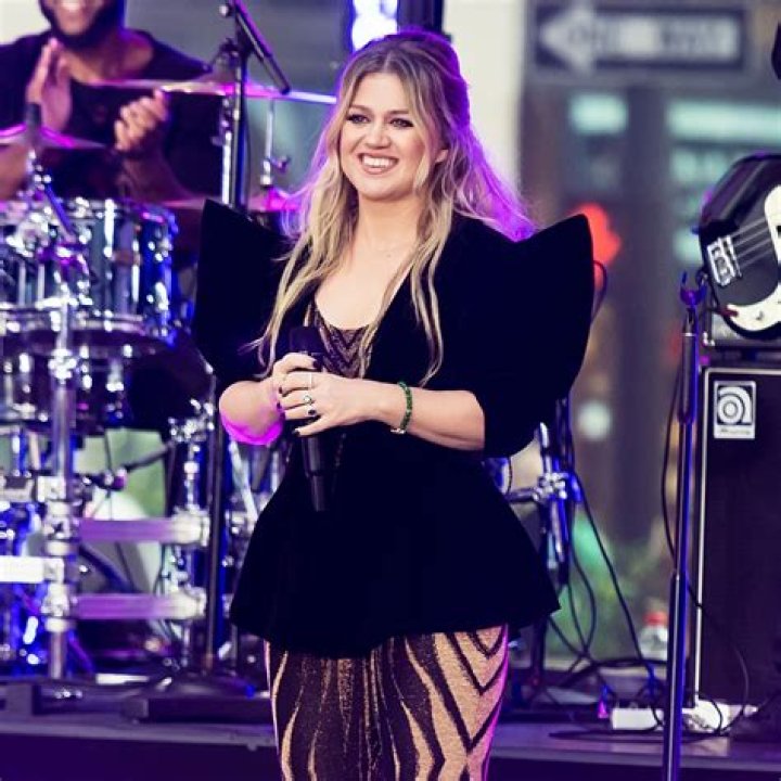 Kelly Clarkson Continues To Show Off Her Weight Loss Celebrity Insider