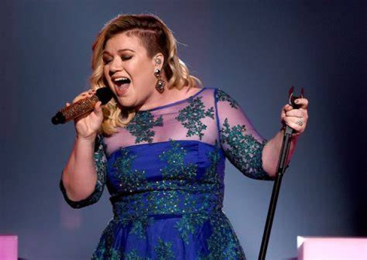 Kelly Clarkson's Healthy Weight Loss Transformation Over The Years, As