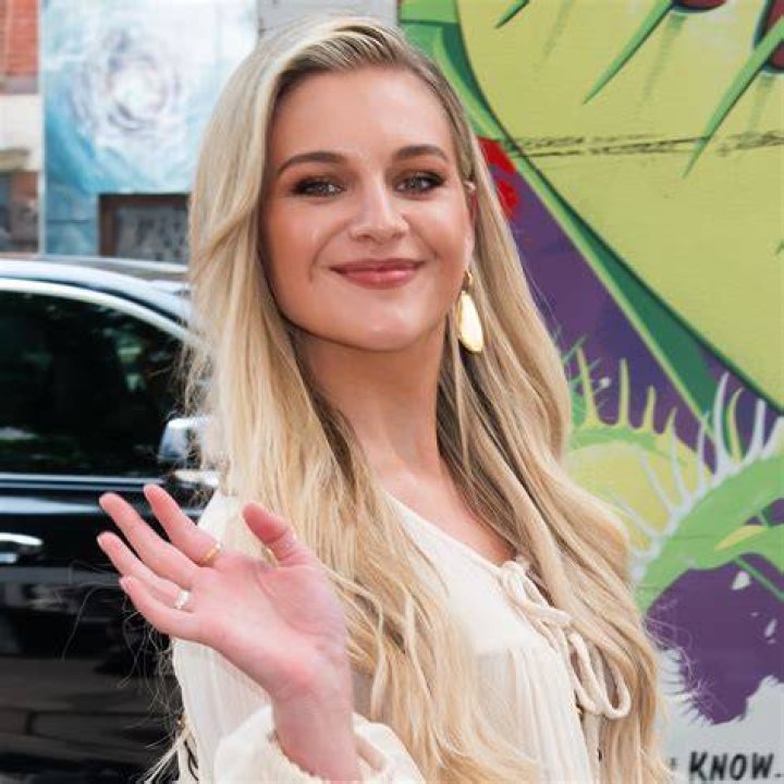 Kelsea Ballerini Claps Back at Pregnancy Speculation After CMA Awards