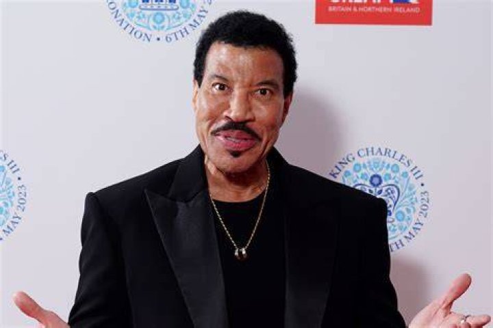 Lionel Richie Says It's Surreal to Receive Icon Award at the 2022 AMAs