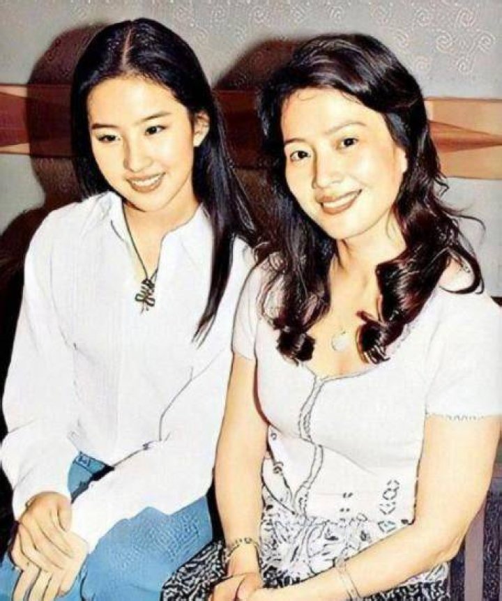 Liu Yifei mother 62yearold photo exposure, stunning, selfdiscipline