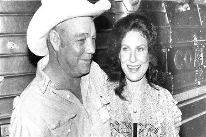 Loretta and her husband Doolittle Lynn, and their twins Patsy and Peggy