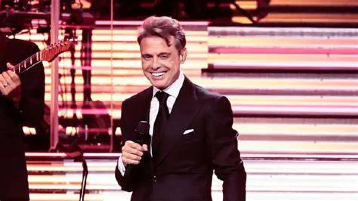 Luis Miguel dresses in mourning for the death of an endearing person in