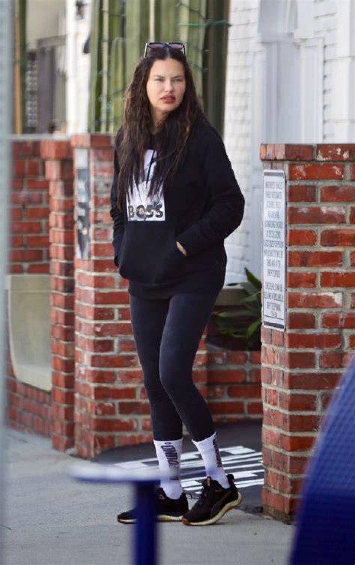 Makeupfree Adriana Lima keeps it casual while saying goodbye to daughter